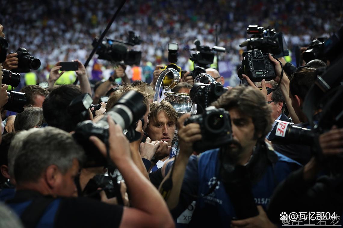 热刺欧联夺冠20万球迷狂欢,麦迪逊受访途中险出意外 热刺欧联夺冠20万球迷狂欢,麦迪逊受访途中险出意外