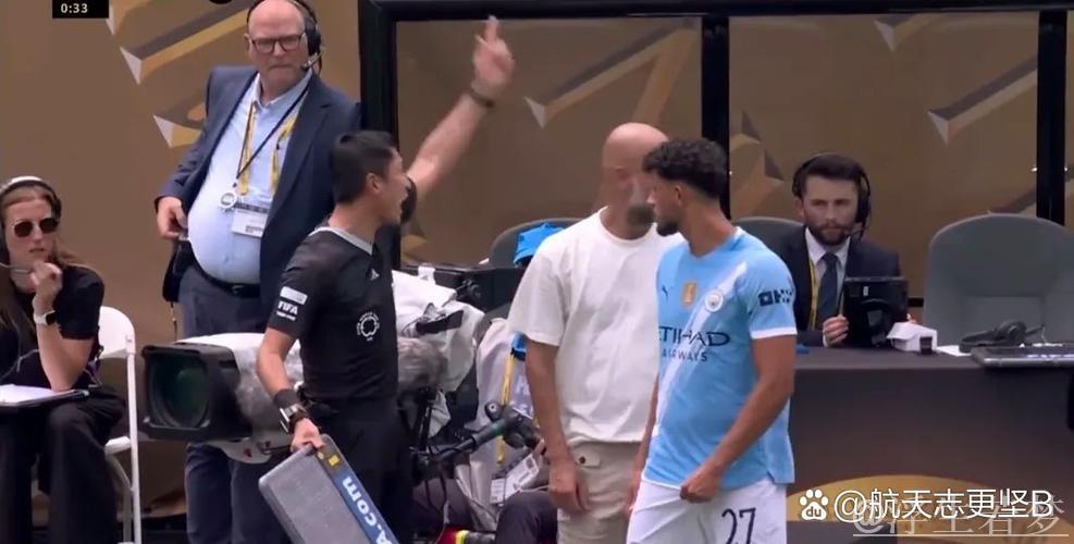 46岁马宁震撼瞬间：怒吼瓜迪奥拉，挥手示意回去，成为世俱杯焦点
